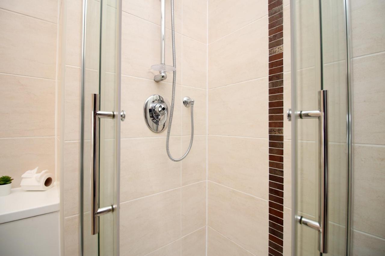 No 2 Under The Clock By Ssw - 2Br, Right In The City Centre, Sleeps 6 Cardiff Exterior foto